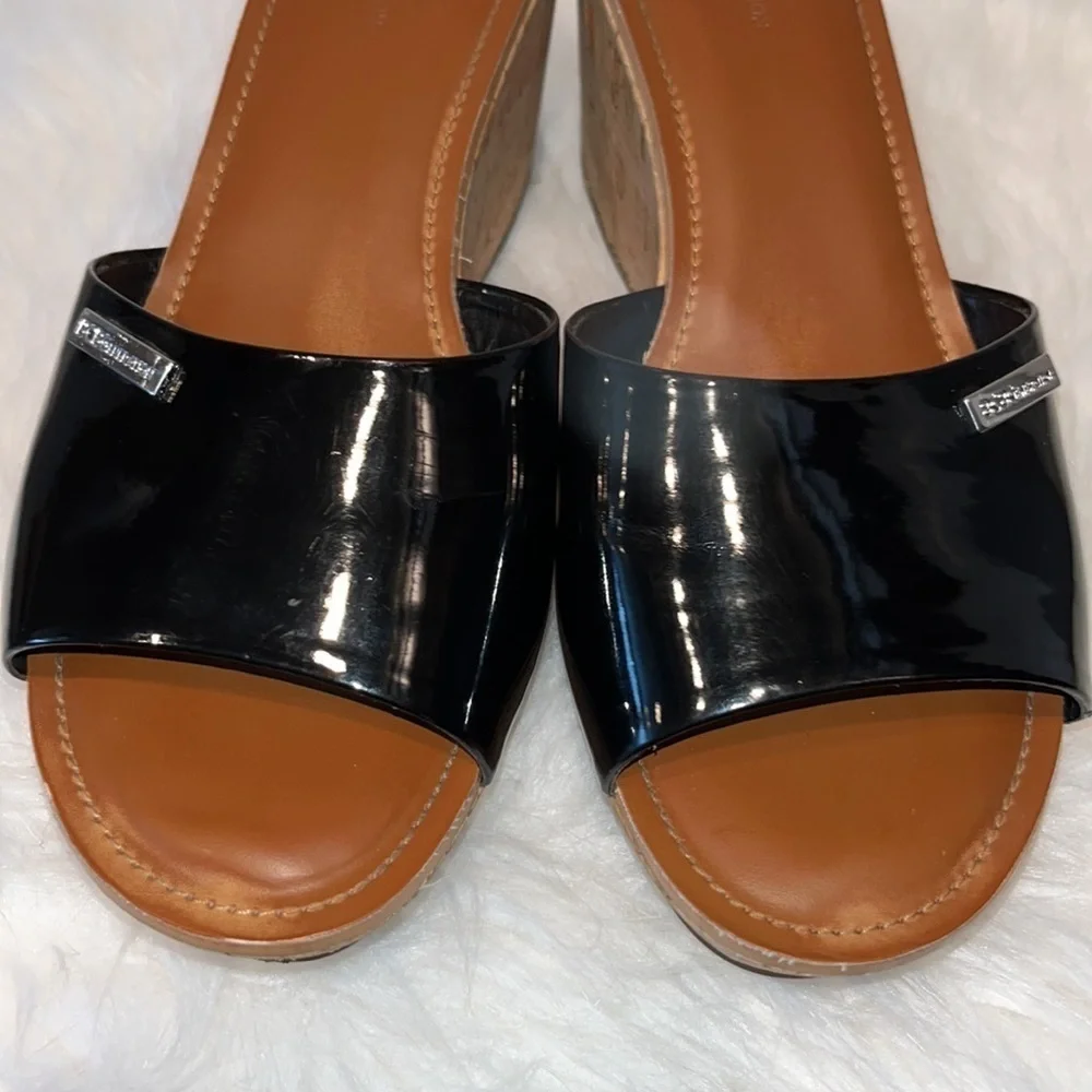 𝅺BCBG shiny black faux leather cork wedge platform slide shoes Y2K Size 9